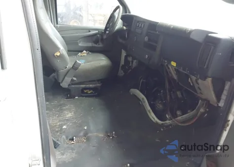 2014 Chevrolet Express 2500 Work Van z USA, uszkodzony, nr VIN 1GCWGFCA4E1208087